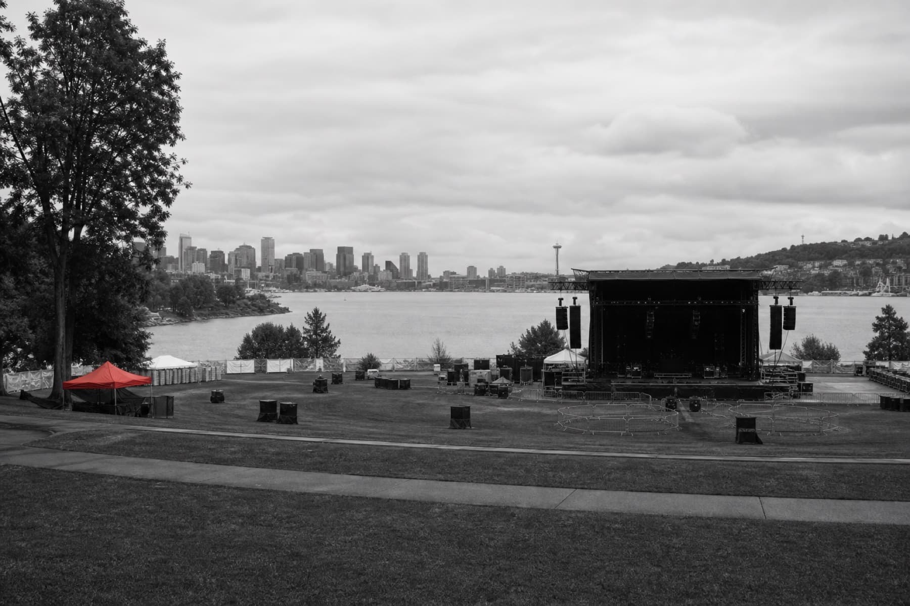 Wide view of Magnuson Park amphitheatre grounds before the event